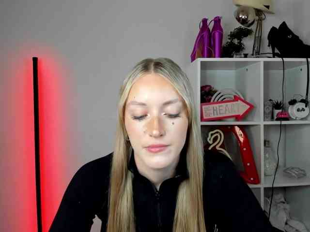 EvelynBlond26