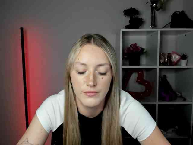 EvelynBlond26 webcam