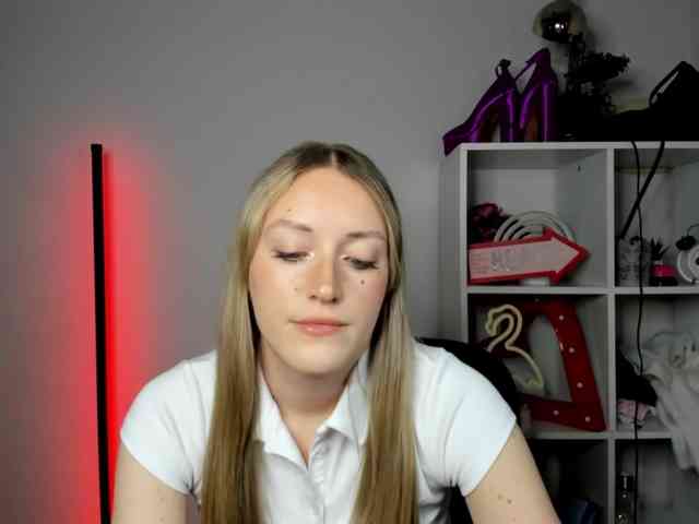 EvelynBlond26 webcam
