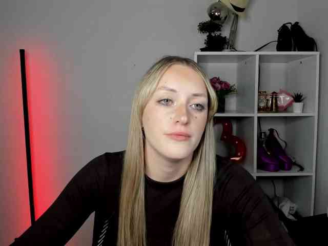 EvelynBlond26 webcam