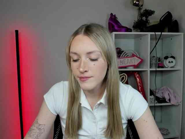 EvelynBlond26 webcam