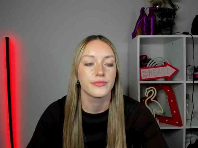EvelynBlond26 webcam