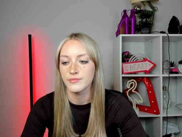 EvelynBlond26 webcam