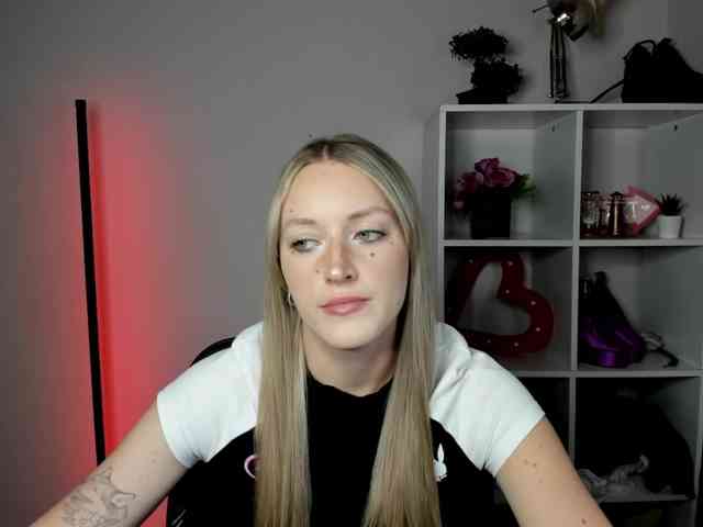 EvelynBlond26 webcam