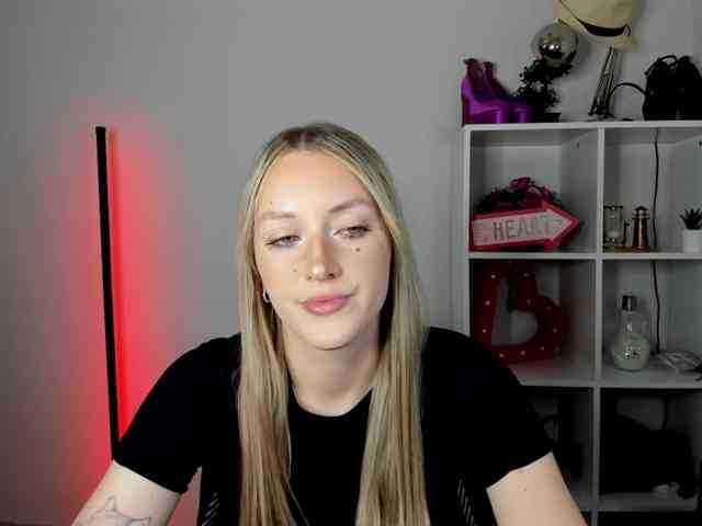 EvelynBlond26 webcam