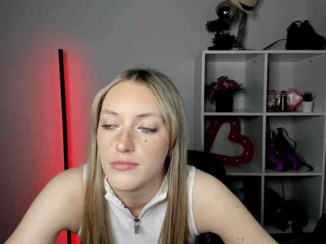 EvelynBlond26 webcam
