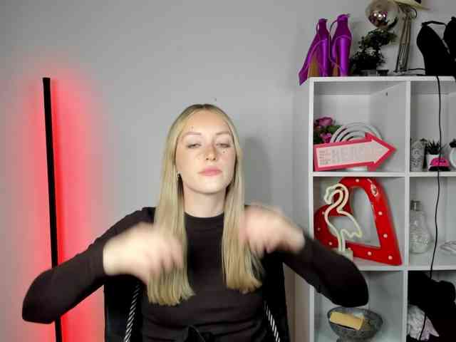 EvelynBlond26 webcam