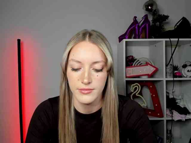 EvelynBlond26 webcam
