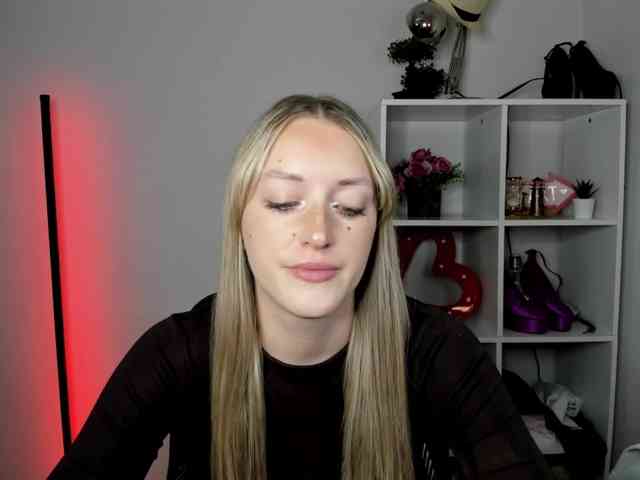 EvelynBlond26 webcam