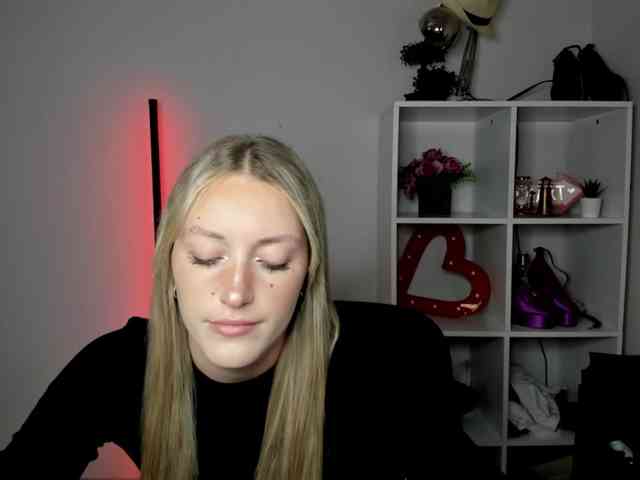 EvelynBlond26 webcam