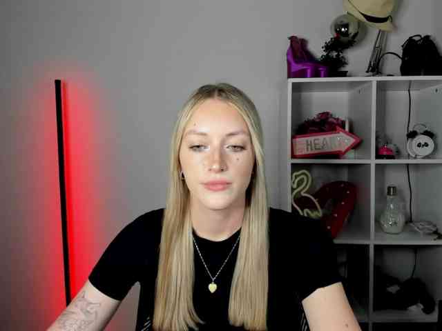 EvelynBlond26 webcam
