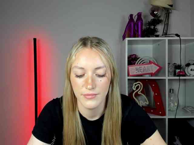 EvelynBlond26 webcam