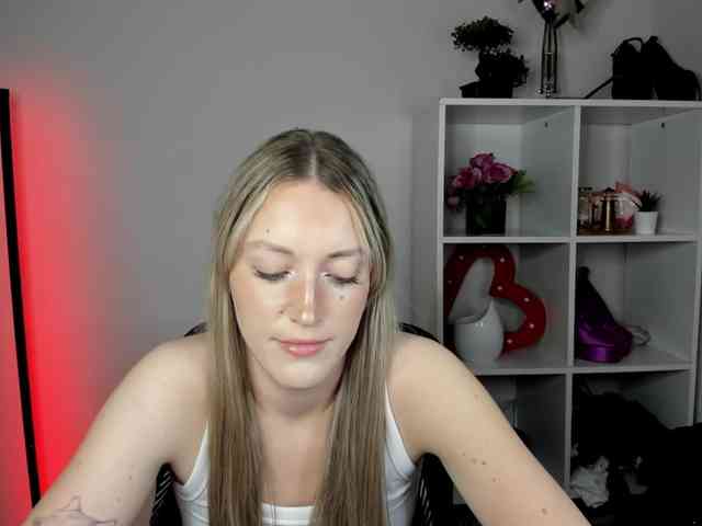 EvelynBlond26 webcam