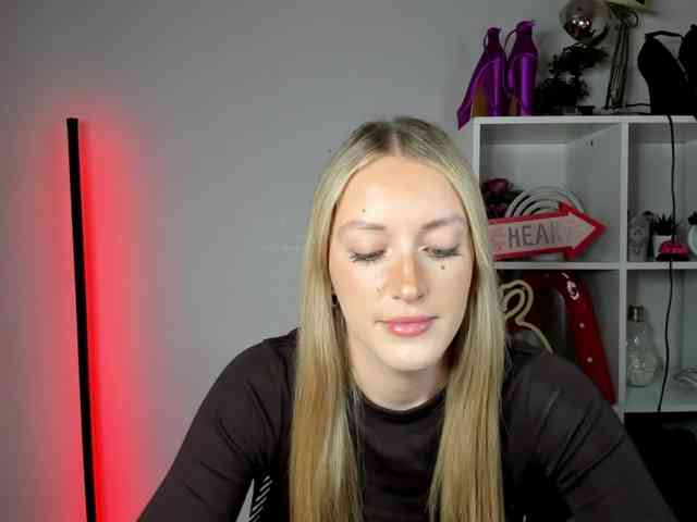 EvelynBlond26 webcam