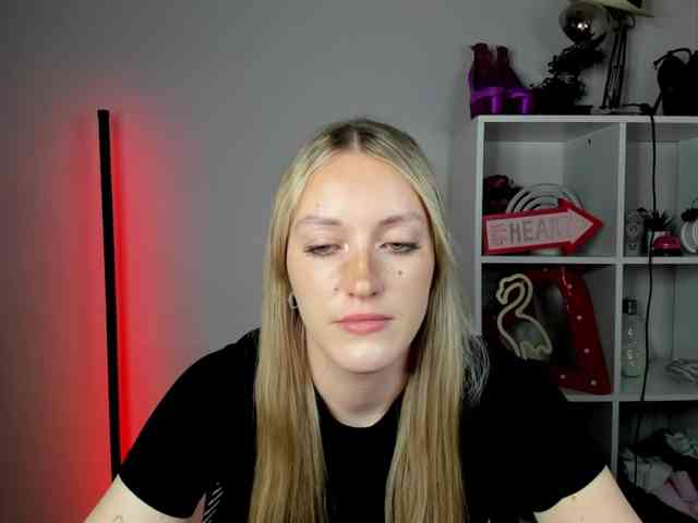 EvelynBlond26 webcam