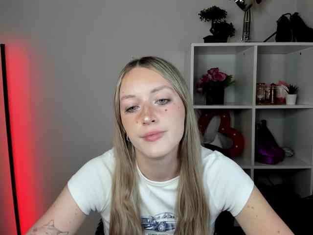 EvelynBlond26 webcam