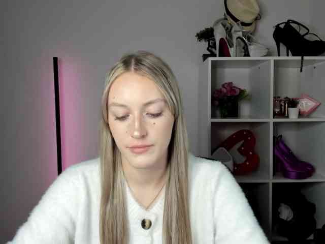 EvelynBlond26 webcam