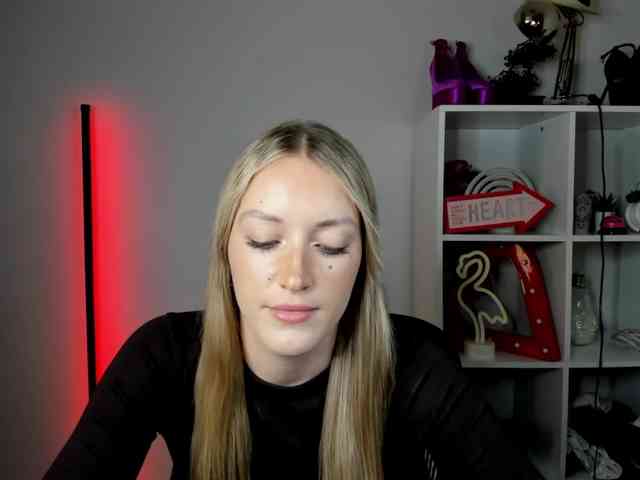 EvelynBlond26 webcam
