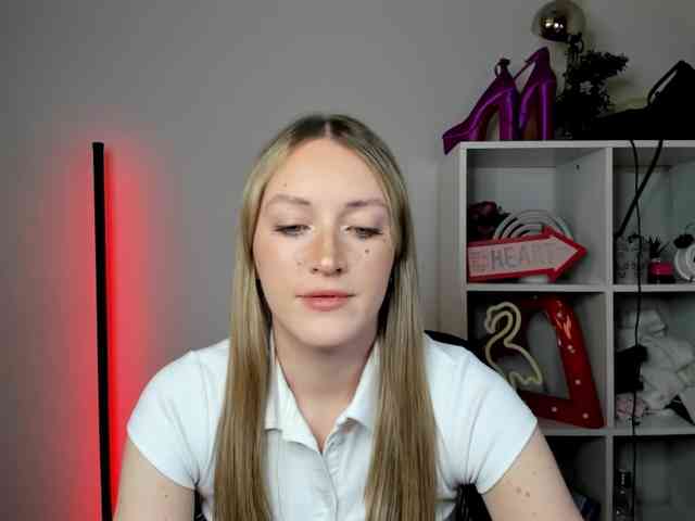 EvelynBlond26 webcam