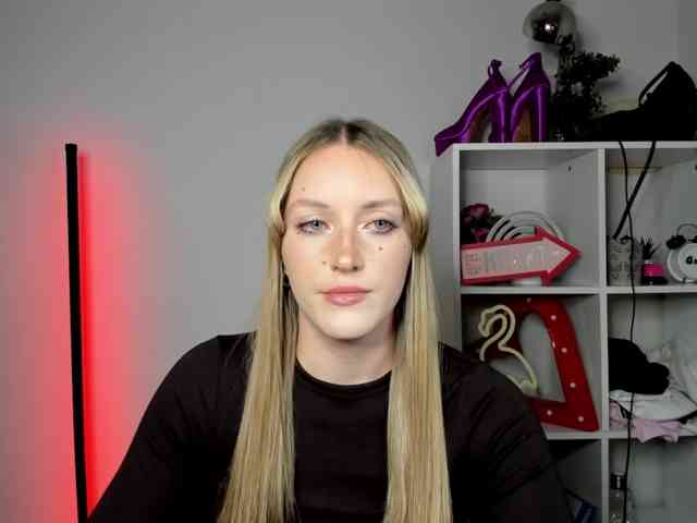 EvelynBlond26 webcam