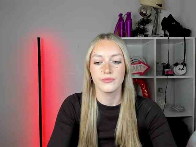 Model: EvelynBlond26