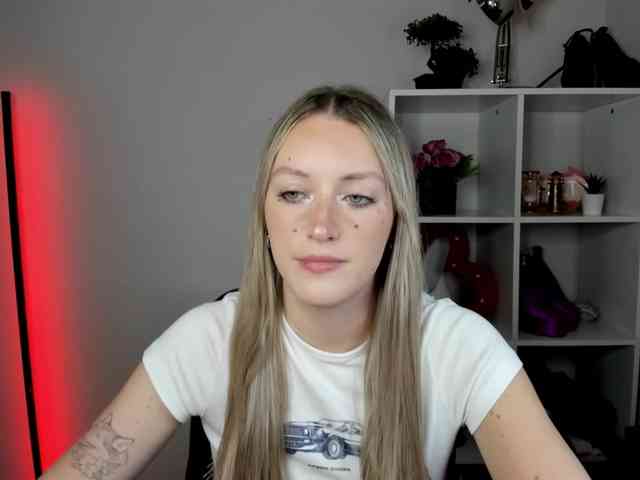 EvelynBlond26 webcam