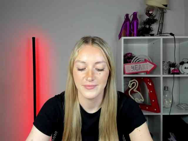EvelynBlond26 webcam