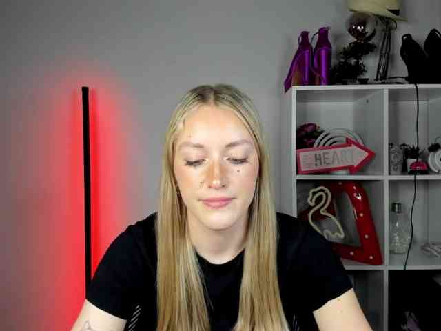 EvelynBlond26 webcam