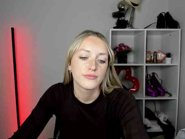 EvelynBlond26 webcam