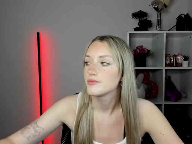 EvelynBlond26 webcam