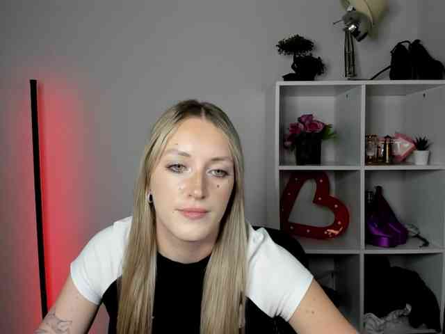 EvelynBlond26 webcam
