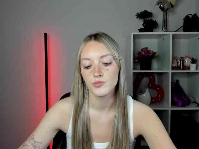 EvelynBlond26 webcam
