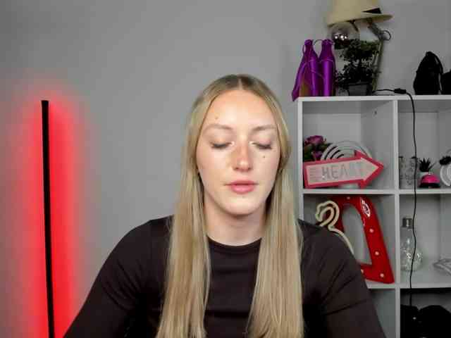 Model: EvelynBlond26
