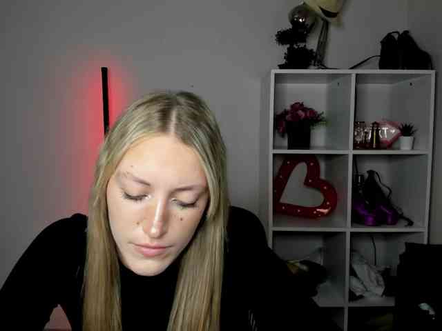 EvelynBlond26 webcam