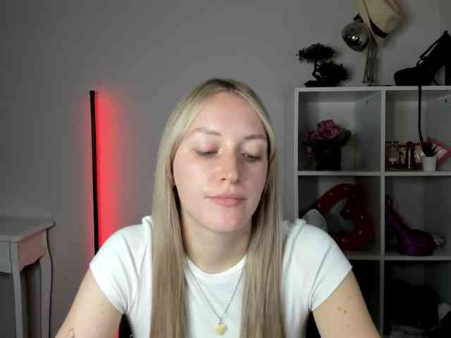 EvelynBlond26 webcam
