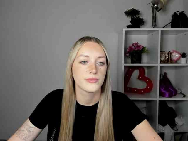 EvelynBlond26 webcam