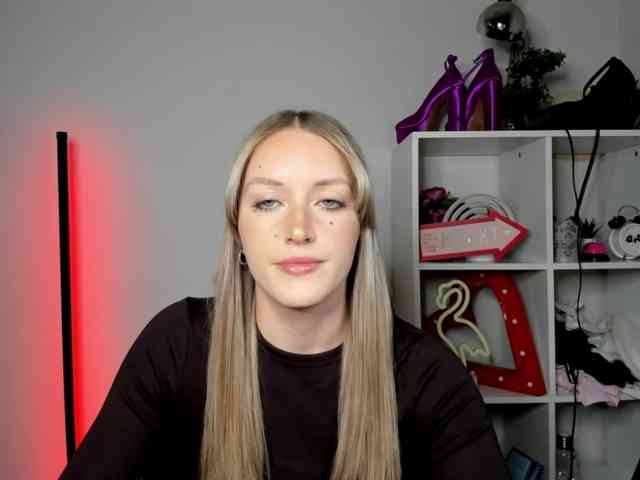EvelynBlond26 webcam