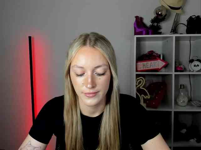 EvelynBlond26 webcam