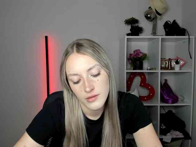 EvelynBlond26 webcam