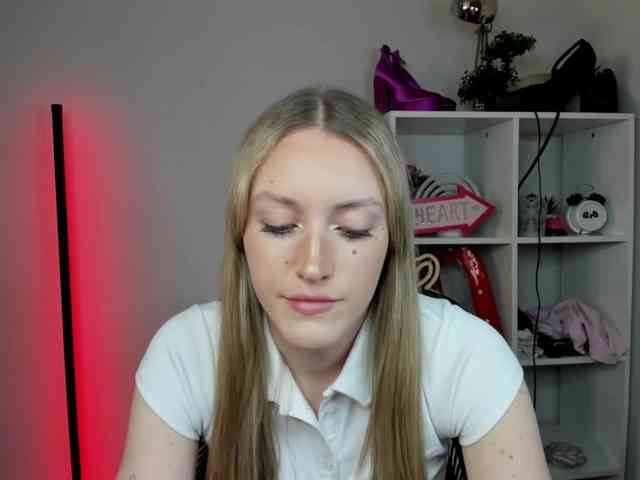 EvelynBlond26 webcam