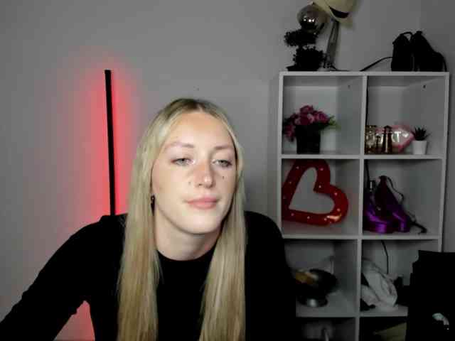 EvelynBlond26 webcam