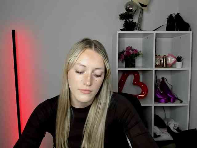 EvelynBlond26 webcam