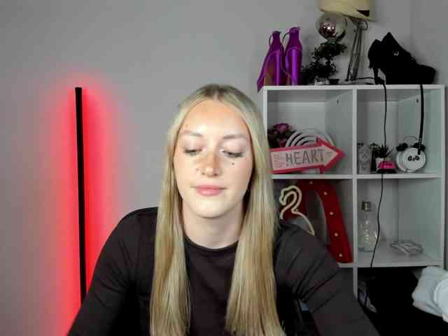 EvelynBlond26 webcam