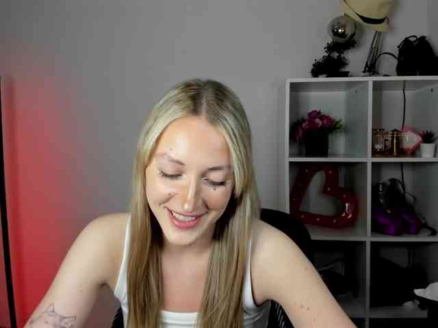 EvelynBlond26 webcam