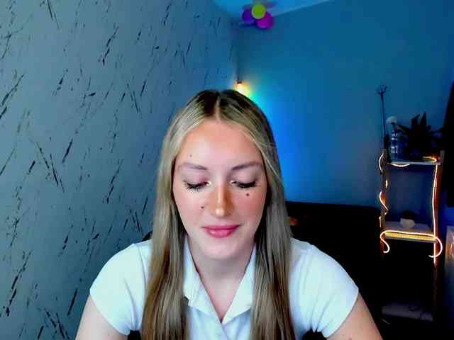 EvelynBlond26 webcam