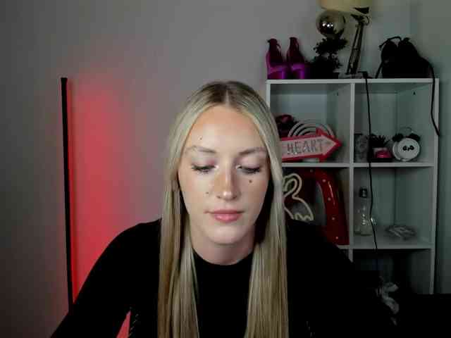 EvelynBlond26 webcam