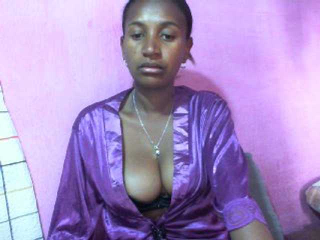 Mynah webcam bongacams model stream image