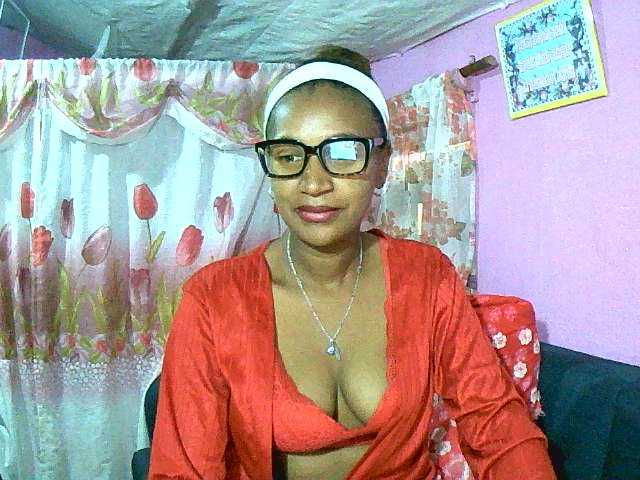 le modèle Mynah est en webcam porno dans un show sur le site bongacams, il possède les tags suivants: Ebony,Brunette,Trimmed