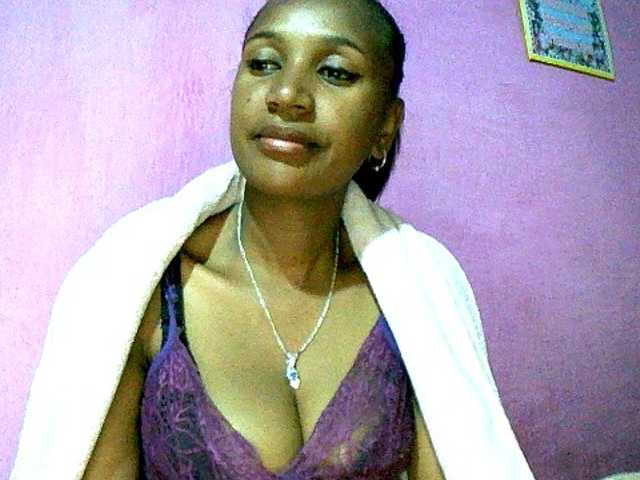 Mynah webcam bongacams model stream image