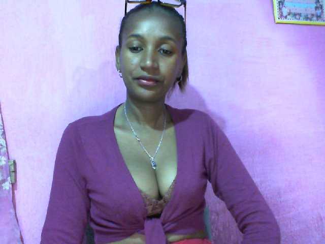 Mynah webcam bongacams model stream image